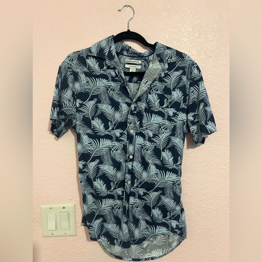 Women’s size extra small button up Hawaiian shirt.